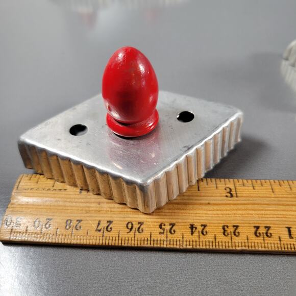 Vintage Metal Cookie Cutters with Handles Lot of 9 - Hearts, Stars, Animals - Picture 12 of 16